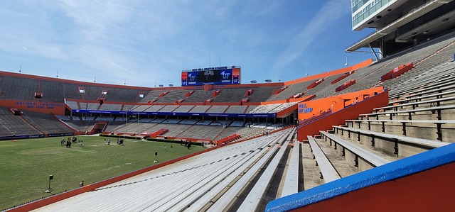 库里神奇表现，勇士横扫鹈鹕继续争六，季后战白热化.